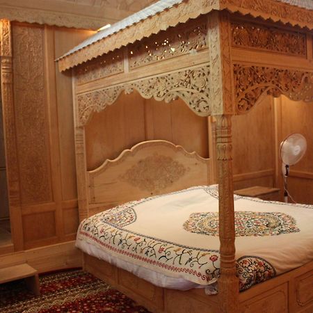 Srīnagar Khilona Luxury Heritage Houseboats מראה חיצוני תמונה