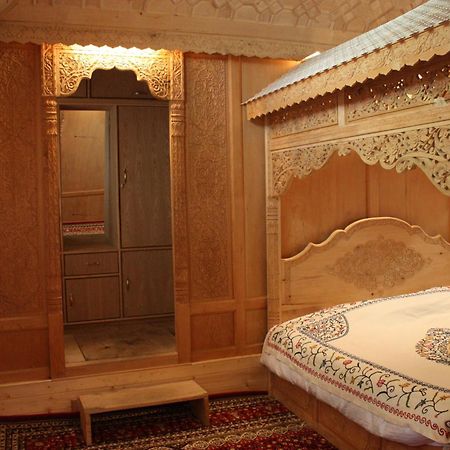Srīnagar Khilona Luxury Heritage Houseboats מראה חיצוני תמונה