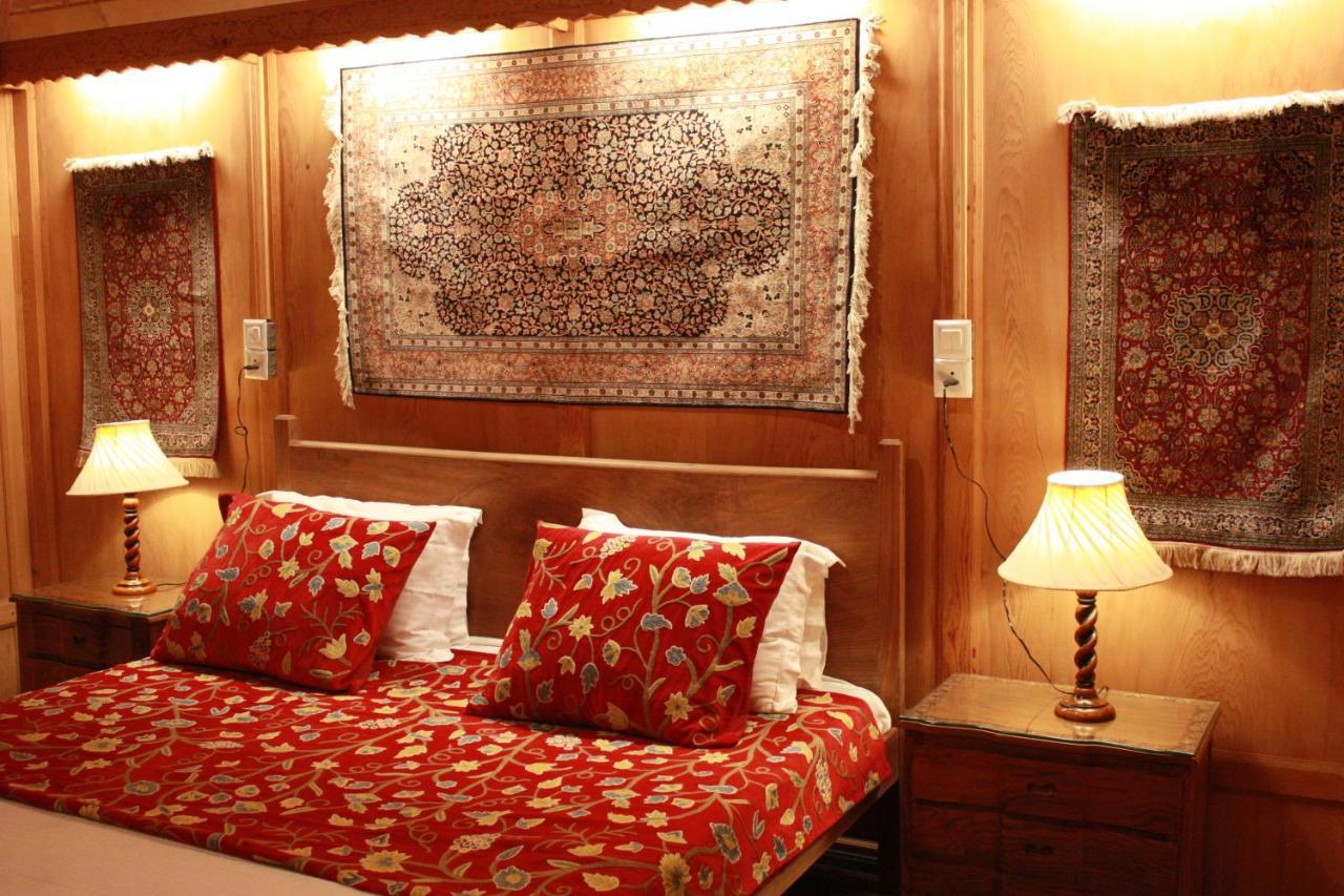 Srīnagar Khilona Luxury Heritage Houseboats מראה חיצוני תמונה