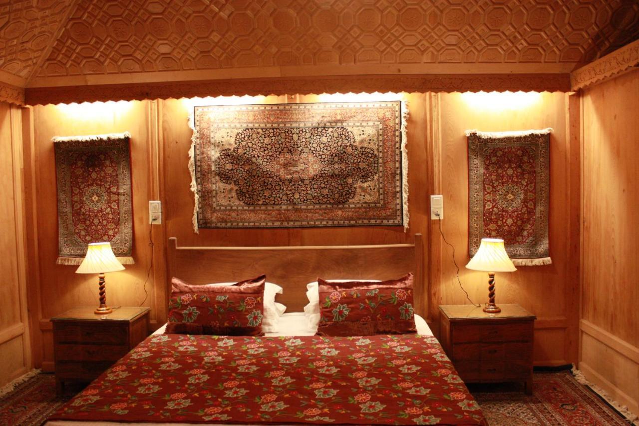 Srīnagar Khilona Luxury Heritage Houseboats מראה חיצוני תמונה