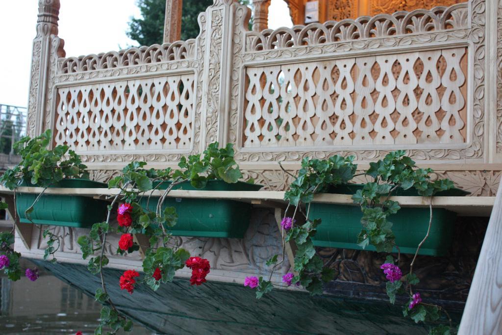 Srīnagar Khilona Luxury Heritage Houseboats מראה חיצוני תמונה