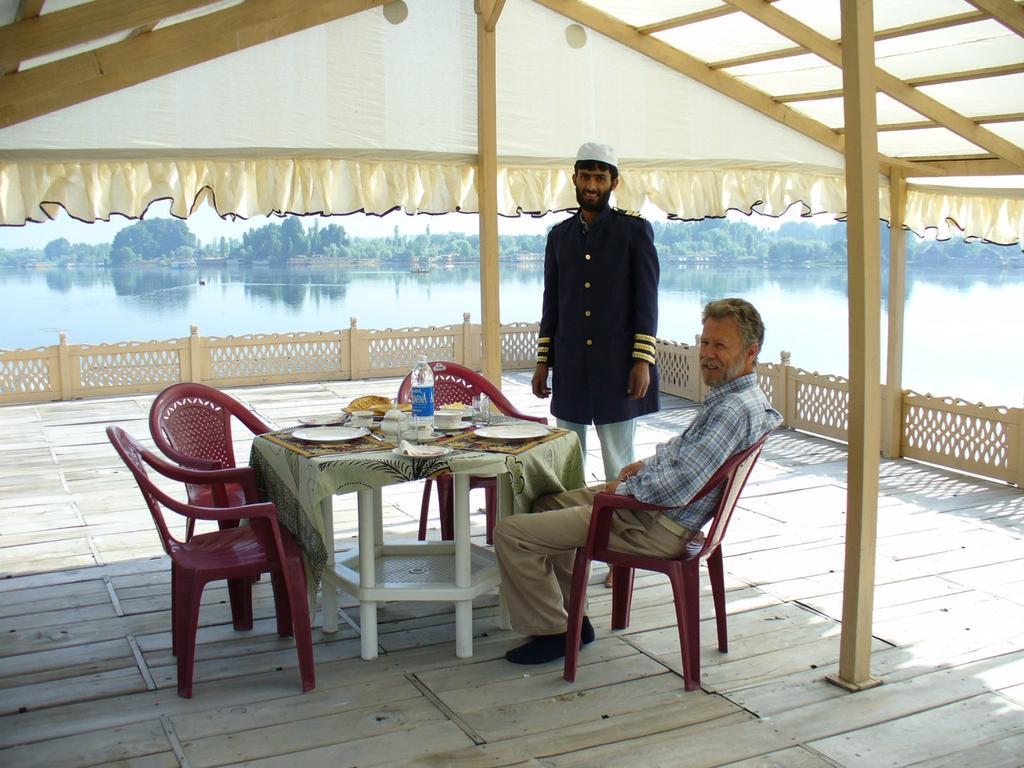 Srīnagar Khilona Luxury Heritage Houseboats מראה חיצוני תמונה