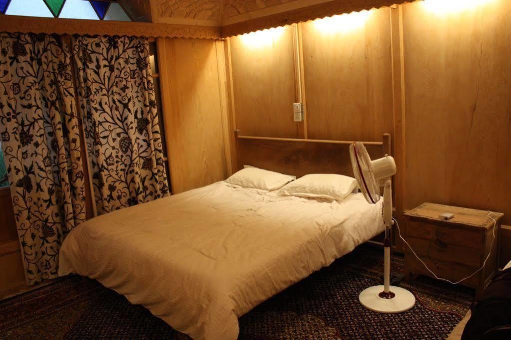 Srīnagar Khilona Luxury Heritage Houseboats מראה חיצוני תמונה